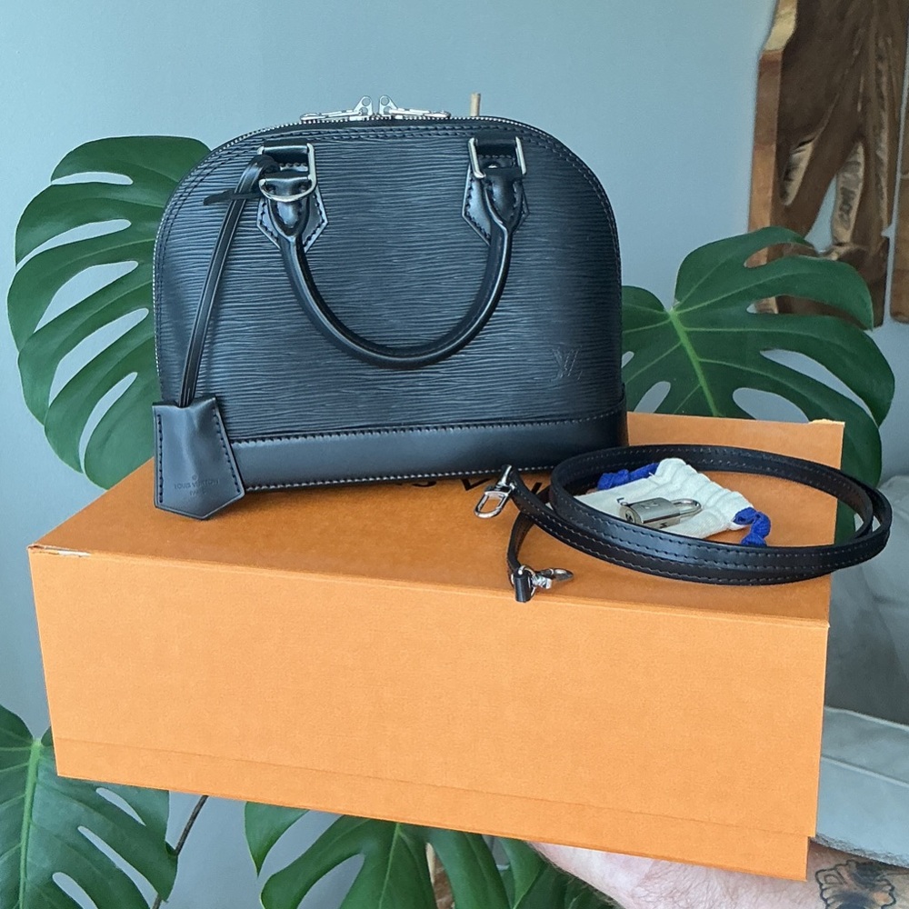 🍒Louis Vuitton Black Epi Alma BB